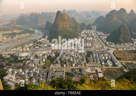 Vista della città di Guilin, Cina dal di sopra, al tramonto. Foto Stock