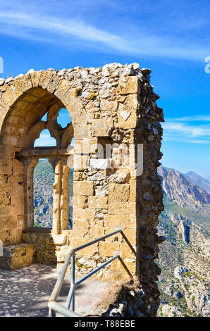 Fotografia verticale delle antiche rovine di San Hilarion castello nella parte settentrionale di Cipro. Il punto di vista offre una vista incredibile di cipriota regione a Kyrenia Foto Stock