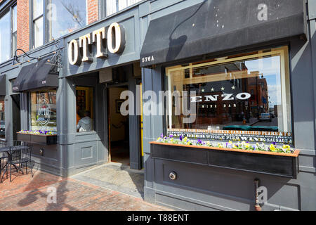 Otto Pizza che proviene da Portland Maine e Enzo Wine Bar in Portland Maine ME usa stati uniti Foto Stock