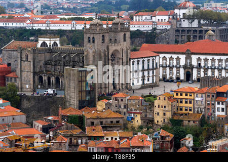 Tetti della Città Vecchia di Porto. Vista dalla Torre Clérigos. Porto, Portogallo Foto Stock