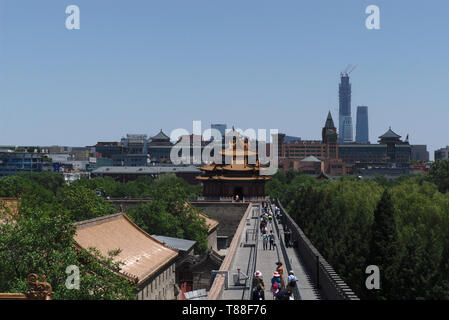 Vista dalla parete della Città Proibita al centro finanziario nel centro cittadino di Pechino, Cina Foto Stock