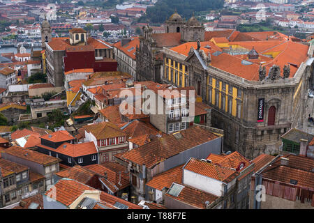 Tetti della Città Vecchia di Porto. Vista dalla Torre Clérigos. Porto, Portogallo Foto Stock