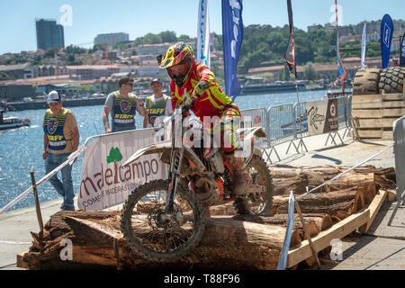 Moto X Rider competere nel Extreme XL Lagares, Mondiale Enduro serie Super 2019 a Porto, Portogallo. Foto Stock