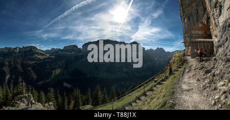 Gli alpinisti si sono riuniti presso la guest house Äscher nel cantone di Appenzell Foto Stock