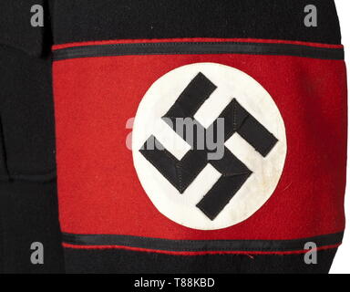 Un nero tunica di servizio per un Untersturmführer in Pioneer Sturmbann della Allgemeine-SS realizzata in tessuto nero, argento pulsanti, separatore interno nero con sartoriale tag 'Hugo Hotz München". Il collare patch sono di mano ricamato in qualità di funzionario, una spalla board di filato d'argento su un panno nero, sullo sfondo di un' antica diruttori' chevron cucito sulla manica destra. Il manicotto sinistro con il bracciale titolo "S-Pioniersturmbann' in tessuto argento 'flatwire' argomento e una svastica fascia braccio. Numerosi ordini loop (l'indossatore è stata altamente decorato nella prima guerra mondiale). Estremamente raro camicia uniforme, tutti i, Editorial-Use-solo Foto Stock