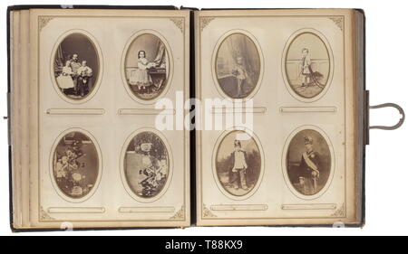 L'imperatore Franz Joseph I - un album fotografico personale, circa 1880 106 foto in diversi formati, prevalentemente del periodo compreso tra il 1870 e 80. In oro in Pelle goffrata album con applicato dorato e argentato con placca incoronato il nome dell'imperatore 'FJ1'. Racchiuso in modo lasco una nota esplicativa dal principe Joseph Clemens della Baviera, nel quale scrive: "varie foto mostrano del XIX secolo, Additional-Rights-Clearance-Info-Not-Available Foto Stock