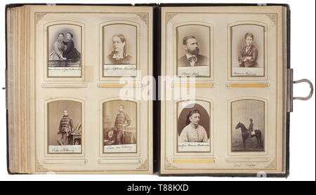 L'imperatore Franz Joseph I - un album fotografico personale, circa 1880 106 foto in diversi formati, prevalentemente del periodo compreso tra il 1870 e 80. In oro in Pelle goffrata album con applicato dorato e argentato con placca incoronato il nome dell'imperatore 'FJ1'. Racchiuso in modo lasco una nota esplicativa dal principe Joseph Clemens della Baviera, nel quale scrive: "varie foto mostrano del XIX secolo, Additional-Rights-Clearance-Info-Not-Available Foto Stock