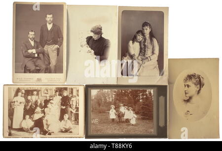 Sei russo foto regalo di Tsar Nicholas II e l'imperial famiglia russa, circa 1860 - 1910 Foto del Tsar con il Re Giorgio V d'Inghilterra, la Corte nome del fotografo "W. & D. Downey' in basso. Foto di Tsarina Alexandra Feodorovna con il nome del fotografo "R. Sobolev, St. Petersbourg' sul retro. Foto di Tsarina Alexandra con bambino, goffrata nome del fotografo 'Levitsky' in basso. Foto di The Tsar's cinque bambini Olga, Tatjana, Maria, Anastasia, Alexey. Goffrati nome del fotografo 'Dalmatov' in basso. Foto di Grand Duchesse Ksenija, Additional-Rights-Clearance-Info-Not-Available Foto Stock