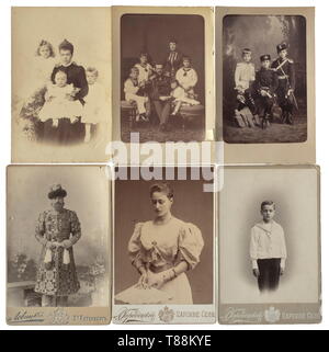 Sei foto regalo di imperiale famiglia russa, tra 1880 - 1910 Foto del Granduca Alexey Aleksandrovic, in rilievo sulla parte inferiore sinistra con il nome del fotografo 'Levitsky', stampigliato sul retro. Foto del Granduca Vladimir Aleksandrovic con sua moglie Maria Pàvlovna e bambini, in rilievo sulla parte inferiore sinistra con il nome del fotografo 'Levitsky', il bordo sinistro leggermente danneggiato. Foto del Granduca Kirill Aleksandrovic, Boris Alexandrovich e Andreij Aleksandrovic, in rilievo sulla parte inferiore sinistra con il nome del fotografo 'Levitsky'. Foto di Grand, Additional-Rights-Clearance-Info-Not-Available Foto Stock