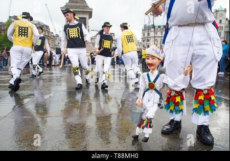 Trafalgar Square, London, Regno Unito 11 maggio 2019 Morris ballerini prendere parte al 'Westminster giorno della danza". Questo è un evento annuale di danza. Foto Stock