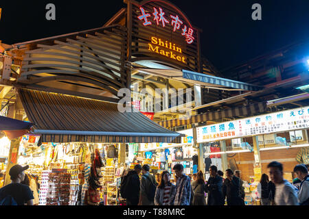 Shilin Night Market food court. Un popolare e famosa destinazione, infinite bancarelle prodotti alimentari, la folla. Più grande del mercato notturno in Taiwan Foto Stock