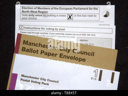 Il voto postale pacco inviato a un elettore da Manchester City Council nel Regno Unito per le elezioni europee del 23 maggio 2019 Foto Stock