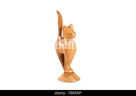 Bellissima statuetta in legno di un gatto con un tail rialzato, isolato su sfondo bianco Foto Stock