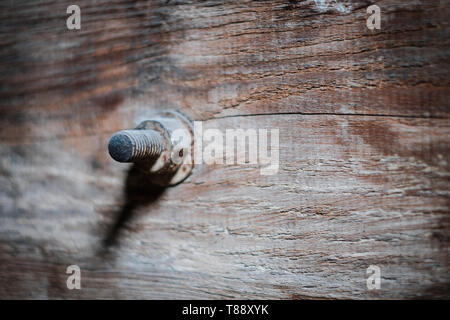 Rusty vite in legno vintage closeup - Concetto di costruzione - sfondo Foto Stock