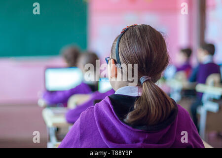 A scuola i bambini partecipano attivamente in classe Foto Stock