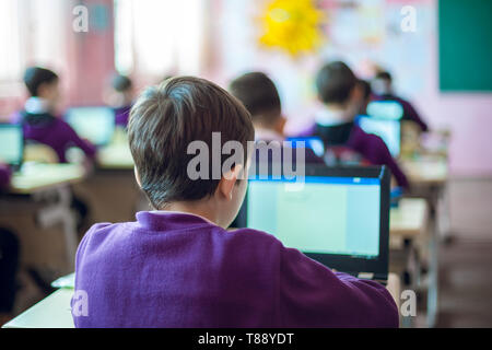 A scuola i bambini partecipano attivamente in classe Foto Stock