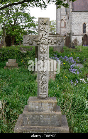 Decorate croce scolpita in un cimitero. Foto Stock