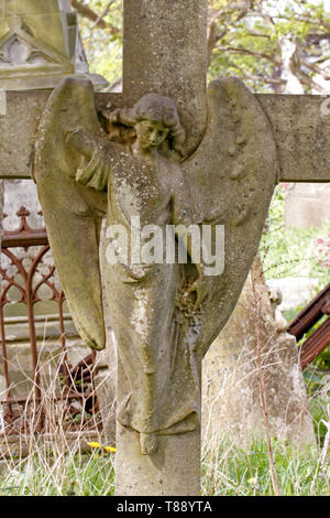 Angelo alato su una croce. Foto Stock