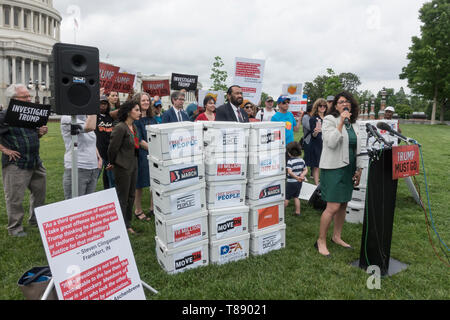 9 maggio 2019 - Washington, DC: fino sost. Rashida Tlaib parla alla conferenza stampa in cui dieci milioni di firma impeach Trump petizione(su thumb drive) dove la petizione per chiedere al Parlamento di iniziare procedimenti impeachment contro il Presidente Trump sarà consegnato al Presidente della Camera Nancy Pelosi. Le firme sono state raccolte da numerosi gruppi di advocacy, compresi Moveon.org. Foto Stock
