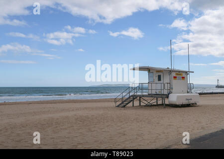 Weymouth, Regno Unito - 25 giugno 2017; Lifeguard casa su una spiaggia deserta di Weymouth un ben noto centro balneare nel sud dell Inghilterra su una sun Foto Stock