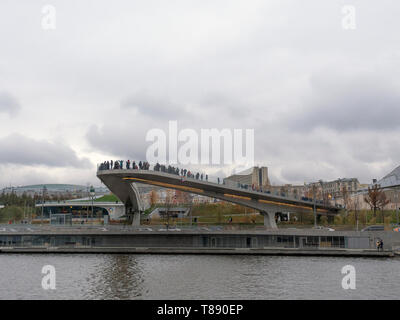 Mosca - Giugno 25, 2018: Zaryadye Park vista stupefacente del bilico ponte sopra fiume Moskva Foto Stock