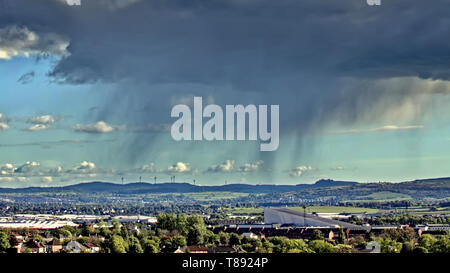 Glasgow, Scotland, Regno Unito, 11 maggio 2019, UK Meteo. Anche quando il sole splende si riversa come pioggia vene appaiono sulla parte meridionale della città e il Intu centro shopping a Braehead, Credito Gerard Ferry/Alamy Live News Foto Stock