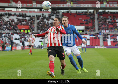 Sunderland, Regno Unito. 11 maggio 2019. Bryan Oviedo di Sunderland e Ronan Curtis di Portsmouth durante il cielo scommettere League 1 play off Semi Finale 1 Gamba match tra Sunderland e Portsmouth presso lo stadio di luce, Sunderland sabato 11 maggio 2019. (Credit: Mark Fletcher | MI News) Foto Stock