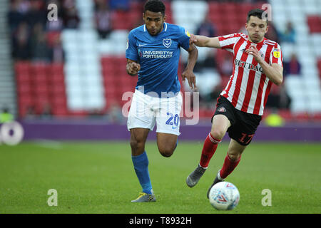 Sunderland, Regno Unito. 11 maggio 2019. Nathan Thompson di Portsmouth in azione con il Sunderland Lewis Morgan durante i play off semi finale 1 Gamba match tra Sunderland e Portsmouth presso lo stadio di luce, Sunderland sabato 11 maggio 2019. (Credit: Mark Fletcher | MI News) Foto Stock