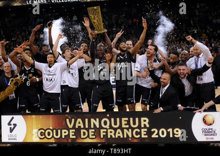 Parigi, Francia. 11 Maggio, 2019. Avanti ASVEL CHARLES KAHUDI solleva il trofeo per il vincitore del Francese Basket Cup al AccorHotel Arena di Parigi - Francia.LDLC ASVEL ha vinto la Coppa francese 70-61 Credito: Pierre Stevenin/ZUMA filo/Alamy Live News Foto Stock