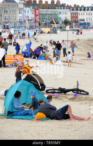 Weymouth Dorset, Regno Unito. 11 maggio 2019. Famiglie kick back e godervi il sole e sabbia morbida su Weymouth del pluripremiato beach. Credito: stuart fretwell/Alamy Live News Foto Stock