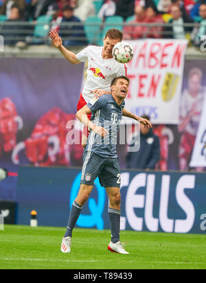 Thomas MUELLER, Müller, FCB 25 competere per la palla, affrontando, duello, intestazione zweikampf, azione, lotta contro Marcel HALSTENBERG, RB Leipzig 23 RB LEIPZIG - FC Bayern Monaco 0-0 - DFL REGOLAMENTI VIETANO QUALSIASI USO DI FOTOGRAFIE come sequenze di immagini e/o quasi-VIDEO - 1.della Lega calcio tedesca , Leipzig, Germania, 11 maggio 2019 la stagione 2018/2019, giornata 33, FCB, Red Bull, München © Peter Schatz / Alamy Live News Foto Stock