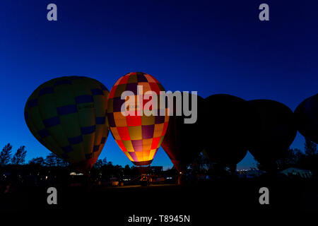 Telford, Shropshire, Regno Unito. 11 Maggio, 2019. I palloni ad aria calda sono illuminato nel cielo della sera a Telford Balloon Festival tenutosi nel corso del fine settimana. Foto Stock