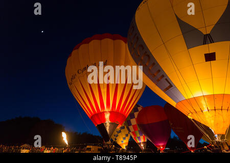 Telford, Shropshire, Regno Unito. 11 Maggio, 2019. I palloni ad aria calda sono illuminato nel cielo della sera a Telford Balloon Festival tenutosi nel corso del fine settimana. Foto Stock