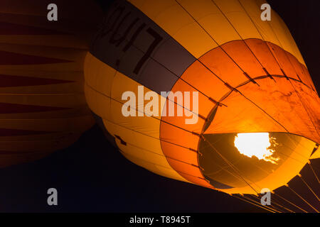 Telford, Shropshire, Regno Unito. 11 Maggio, 2019. I palloni ad aria calda sono illuminato nel cielo della sera a Telford Balloon Festival tenutosi nel corso del fine settimana. Foto Stock