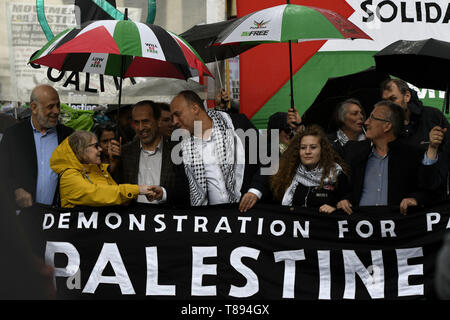 London, Greater London, Regno Unito. 11 Maggio, 2019. Lindsey tedesco da arrestare la coalizione bellica (L) Ambasciatore palestinese del Regno Unito Husam Zomlot (centro) e palestinesi diritti umani attivista Ahed Tamimi (destra) vengono visti prendendo parte durante la protesta palestinese.attivista per i diritti umani Ahed Tamimi unita la demo nazionale per la Palestina. I dimostranti si sono riuniti presso Portland Place e hanno marciato per Whitehall a Londra, unendo una dimostrazione globale per mostrare la solidarietà per i cittadini palestinesi e anche di esigere il rispetto per i diritti palestinesi e di difendere i diritti per tornare al loro territorio. (Cre Foto Stock