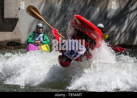 Reno, Nevada, Stati Uniti d'America. 11 Maggio, 2019. Area locale atleta, JASON CRAIG, compete nel whitewater freestyle durante il fiume Reno Festival. La manifestazione che si svolge a e lungo il fiume Truckee nel centro di Reno, Nevada, è diventato uno dei più grandi eventi e segna l inizio della stagione di eventi in Nevada settentrionale. Alcuni dei migliori atleti di whitewater sono in competizione sabato presso il fiume Truckee Whitewater Park al festival il sedicesimo anno. Credito: Tracy Barbutes/ZUMA filo/Alamy Live News Foto Stock