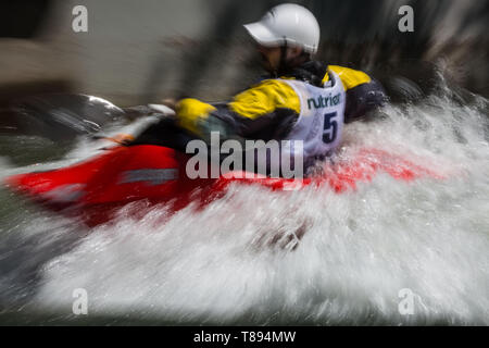 Reno, Nevada, Stati Uniti d'America. 11 Maggio, 2019. PHIL SHEPPARD compete nel whitewater freestyle durante il fiume Reno Festival. La manifestazione che si svolge a e lungo il fiume Truckee nel centro di Reno, Nevada, è diventato uno dei più grandi eventi e segna l inizio della stagione di eventi in Nevada settentrionale. Alcuni dei migliori atleti di whitewater sono in competizione sabato presso il fiume Truckee Whitewater Park al festival il sedicesimo anno. Credito: Tracy Barbutes/ZUMA filo/Alamy Live News Foto Stock