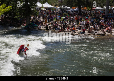 Reno, Nevada, Stati Uniti d'America. 11 Maggio, 2019. Il fiume Reno Festival che si svolge a e lungo il fiume Truckee nel centro di Reno, Nevada, è diventato uno dei più grandi eventi e segna l inizio della stagione di eventi in Nevada settentrionale. Alcuni dei migliori atleti di whitewater sono in competizione sabato presso il fiume Truckee Whitewater Park al festival il sedicesimo anno. Credito: Tracy Barbutes/ZUMA filo/Alamy Live News Foto Stock