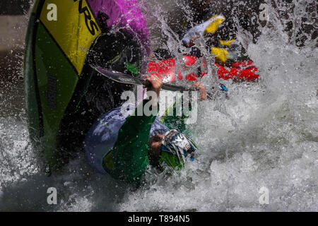 Reno, Nevada, Stati Uniti d'America. 11 Maggio, 2019. NICK TROUTMAN compete nel whitewater freestyle durante il fiume Reno Festival. La manifestazione che si svolge a e lungo il fiume Truckee nel centro di Reno, Nevada, è diventato uno dei più grandi eventi e segna l inizio della stagione di eventi in Nevada settentrionale. Alcuni dei migliori atleti di whitewater sono in competizione sabato presso il fiume Truckee Whitewater Park al festival il sedicesimo anno. Credito: Tracy Barbutes/ZUMA filo/Alamy Live News Foto Stock