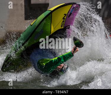 Reno, Nevada, Stati Uniti d'America. 11 Maggio, 2019. NICK TROUTMAN compete nel whitewater freestyle durante il fiume Reno Festival. La manifestazione che si svolge a e lungo il fiume Truckee nel centro di Reno, Nevada, è diventato uno dei più grandi eventi e segna l inizio della stagione di eventi in Nevada settentrionale. Alcuni dei migliori atleti di whitewater sono in competizione sabato presso il fiume Truckee Whitewater Park al festival il sedicesimo anno. Credito: Tracy Barbutes/ZUMA filo/Alamy Live News Foto Stock