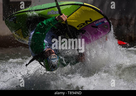 Reno, Nevada, Stati Uniti d'America. 11 Maggio, 2019. NICK TROUTMAN compete nel whitewater freestyle durante il fiume Reno Festival. La manifestazione che si svolge a e lungo il fiume Truckee nel centro di Reno, Nevada, è diventato uno dei più grandi eventi e segna l inizio della stagione di eventi in Nevada settentrionale. Alcuni dei migliori atleti di whitewater sono in competizione sabato presso il fiume Truckee Whitewater Park al festival il sedicesimo anno. Credito: Tracy Barbutes/ZUMA filo/Alamy Live News Foto Stock