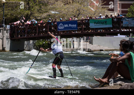 Reno, Nevada, Stati Uniti d'America. 11 Maggio, 2019. Un concorrente su un standup paddle board (SUP) compete nel primo round del concorso SUP durante il fiume Reno Festival nel centro di Reno, Nevada. La manifestazione è diventata uno dei più grandi eventi e segna l inizio della stagione di eventi in Nevada settentrionale. Alcuni dei migliori atleti di whitewater sono in competizione sabato presso il fiume Truckee Whitewater Park al festival il sedicesimo anno. Credito: Tracy Barbutes/ZUMA filo/Alamy Live News Foto Stock