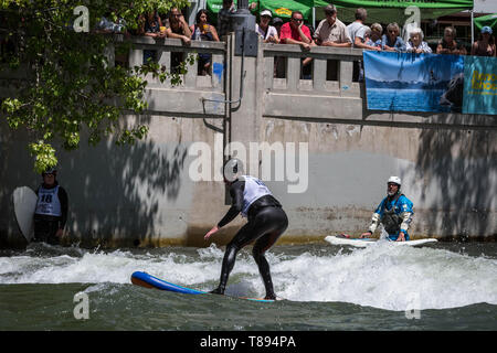 Reno, Nevada, Stati Uniti d'America. 11 Maggio, 2019. Un concorrente su un standup paddle board compete in primo round del concorso SUP durante il fiume Reno Festival nel centro di Reno, Nevada. La manifestazione è diventata uno dei più grandi eventi e segna l inizio della stagione di eventi in Nevada settentrionale. Alcuni dei migliori atleti di whitewater sono in competizione sabato presso il fiume Truckee Whitewater Park al festival il sedicesimo anno. Credito: Tracy Barbutes/ZUMA filo/Alamy Live News Foto Stock