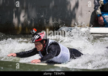 Reno, Nevada, Stati Uniti d'America. 11 Maggio, 2019. Un concorrente su un standup paddle board (SUP) tenta di prendere un onda nel primo round del concorso SUP durante il fiume Reno Festival nel centro di Reno, Nevada. La manifestazione è diventata uno dei più grandi eventi e segna l inizio della stagione di eventi in Nevada settentrionale. Alcuni dei migliori atleti di whitewater sono in competizione sabato presso il fiume Truckee Whitewater Park al festival il sedicesimo anno. Credito: Tracy Barbutes/ZUMA filo/Alamy Live News Foto Stock