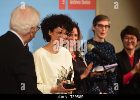 Venedig, Italia. 11 Maggio, 2019. L'artista Haris Epaminonda alla cerimonia di premiazione del Leone d'oro con il suo leone d'argento sul palco. L'esposizione internazionale d'arte inizia il 11.05.2019 e termina il 24.11.2019. Credito: Felix Hörhager/dpa/Alamy Live News Foto Stock