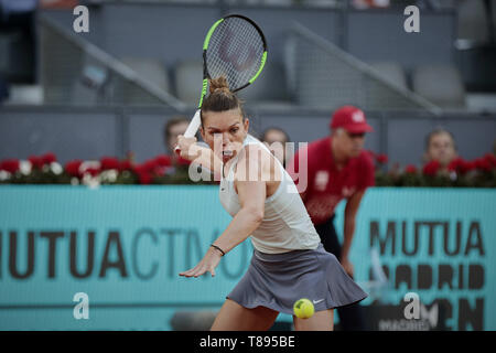 Madrid, Madrid, Spagna. 11 Maggio, 2019. Simona Halep di Romania visto in azione contro Kiki Bertens dei Paesi Bassi durante la Mutua Madrid Open Masters corrisponde al giorno di otto a Caja Magica a Madrid, Spagna. Kiki Bertens battere Simona Halep. Credito: Legan P. macis/SOPA Immagini/ZUMA filo/Alamy Live News Foto Stock