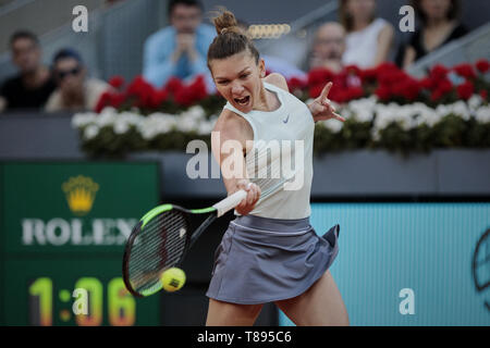 Madrid, Madrid, Spagna. 11 Maggio, 2019. Simona Halep di Romania visto in azione contro Kiki Bertens dei Paesi Bassi durante la Mutua Madrid Open Masters corrisponde al giorno di otto a Caja Magica a Madrid, Spagna. Kiki Bertens battere Simona Halep. Credito: Legan P. macis/SOPA Immagini/ZUMA filo/Alamy Live News Foto Stock