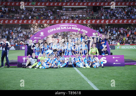 Granada, Andalusia. 11 Maggio, 2019. Real Sociedad giocatori celebrare con il trofeo dopo aver vinto lo spagnolo Queen's Cup (Copa de la Reina) partita finale Real Sociedad vs a. de Madrid a Los Nuevos Carmenes Stadium il 12 maggio 2019 a Granada, Spagna Credit: Jack Abuin/ZUMA filo/Alamy Live News Foto Stock