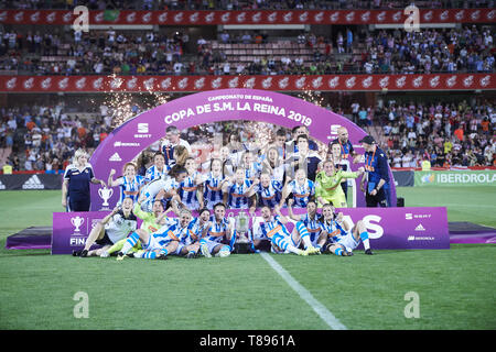 Granada, Andalusia. 11 Maggio, 2019. Real Sociedad giocatori celebrare con il trofeo dopo aver vinto lo spagnolo Queen's Cup (Copa de la Reina) partita finale Real Sociedad vs a. de Madrid a Los Nuevos Carmenes Stadium il 12 maggio 2019 a Granada, Spagna Credit: Jack Abuin/ZUMA filo/Alamy Live News Foto Stock