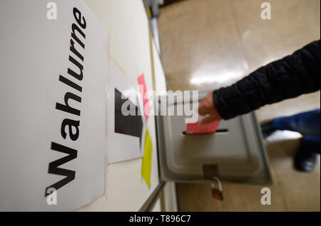 Stuttgart, Germania. Il 10 maggio, 2019. Un uomo getta una lettera per le elezioni europee in un urna. Credito: Sebastian Gollnow/dpa/Alamy Live News Foto Stock